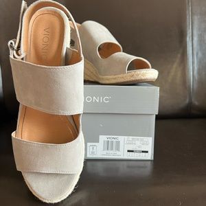 Women’s NEW Vionic Brooke Wedge Sandal. Size 9.